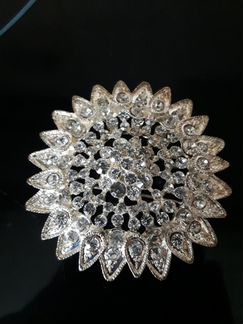 Большая брошь со стразами