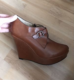 Туфли на танкетке