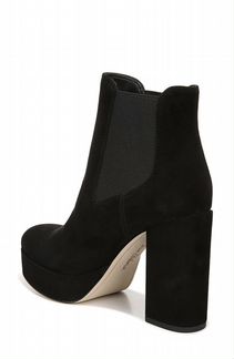 Черные замшевые полусапожки на высоком каблуке