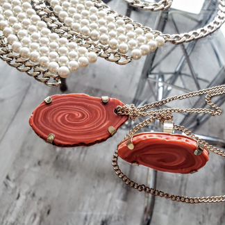 Украшения жемчуг, цепи, пластик