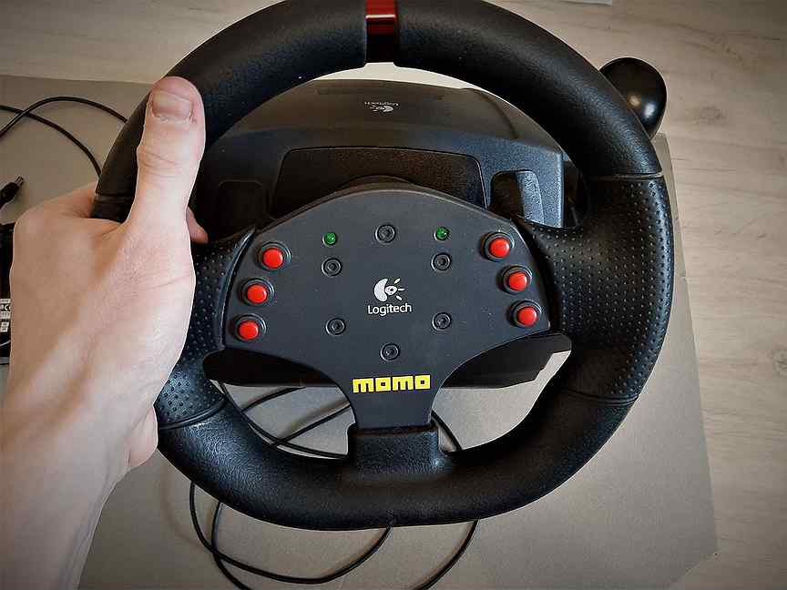 Logitech momo racing. Руль МОМО рейсинг. Игровой руль МОМО рейсинг. Logitech Momo Racing Force e-uh9.