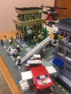 Собранный склеенный Лего город на заводе Lego